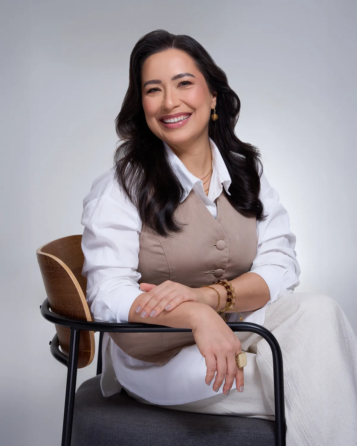 Silésia de Castro sorrindo, sentada